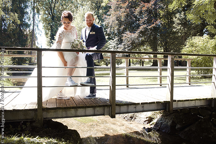 Brautpaar auf der Brücke