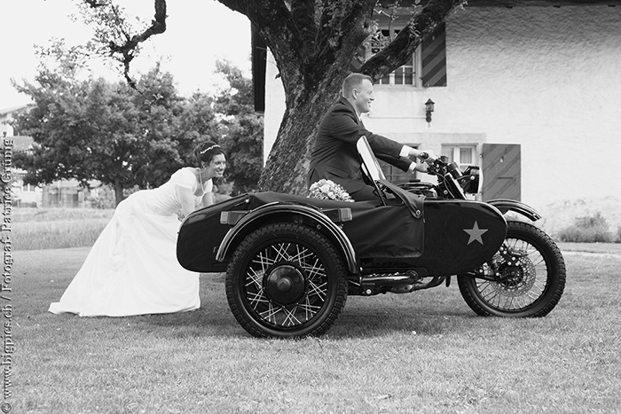 Hochzeitspaar mit Motorrad