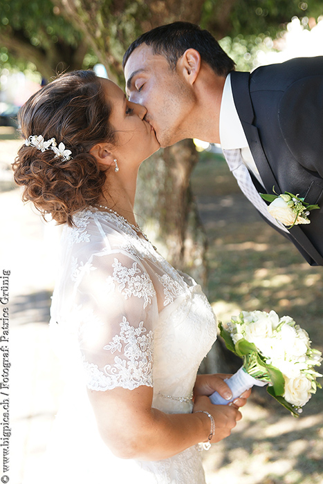 Kuss vom Brautpaar an der Hochzeit in Zofingen