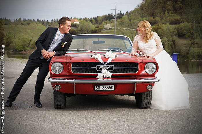 Brautpaar Hochzeit mit Auto