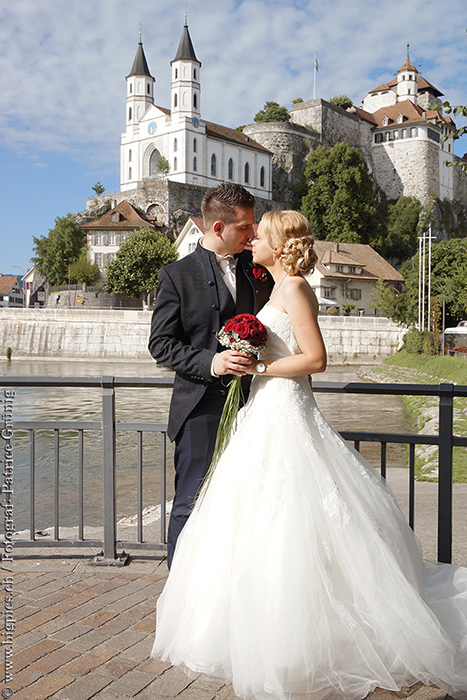Hochzeitsfotos an der Aare vor der Kirche in Aarburg bei Olten.
Hochzeitfotograf: Patrice Grünig