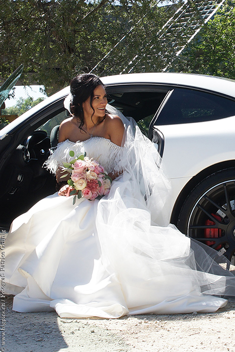 Braut mit Auto