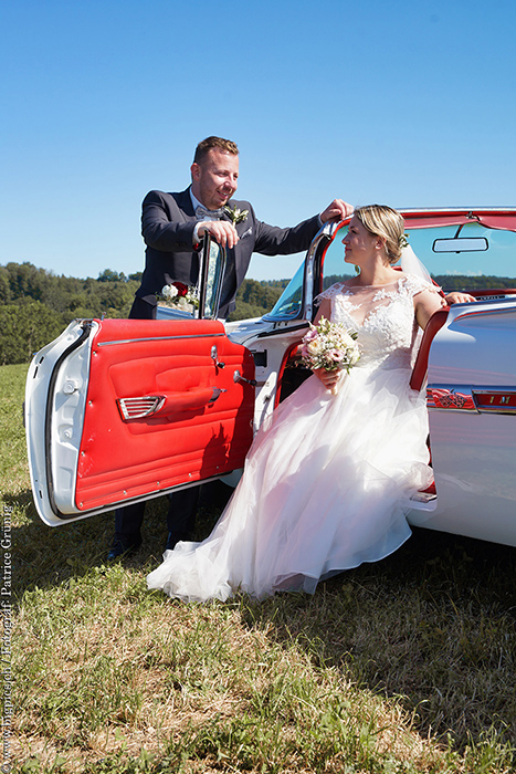 Brautpaarfoto mit Auto