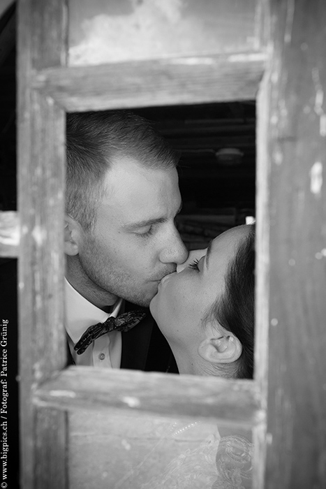 Kuss durch Fenster an der Hochzeit Oensingen