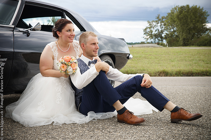 Sitzend an der Hochzeit am Auto Niedenbipp