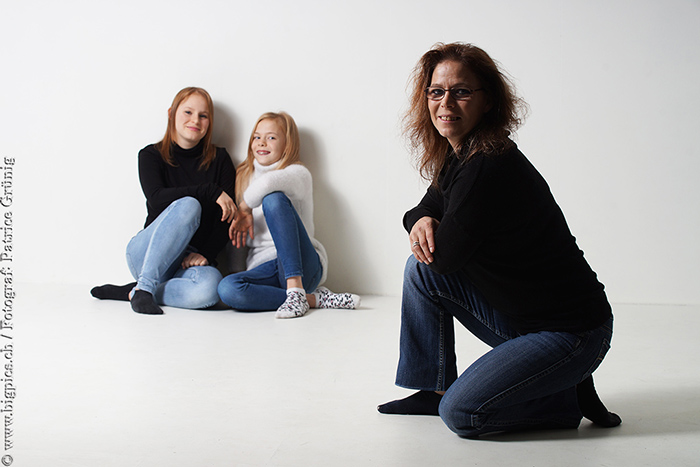 Mutter mit Töchter im Fotostudio
