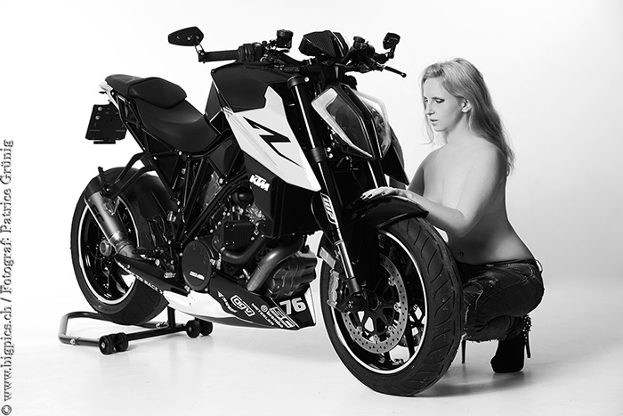 Motorrad Erotik Aktfotoshooting