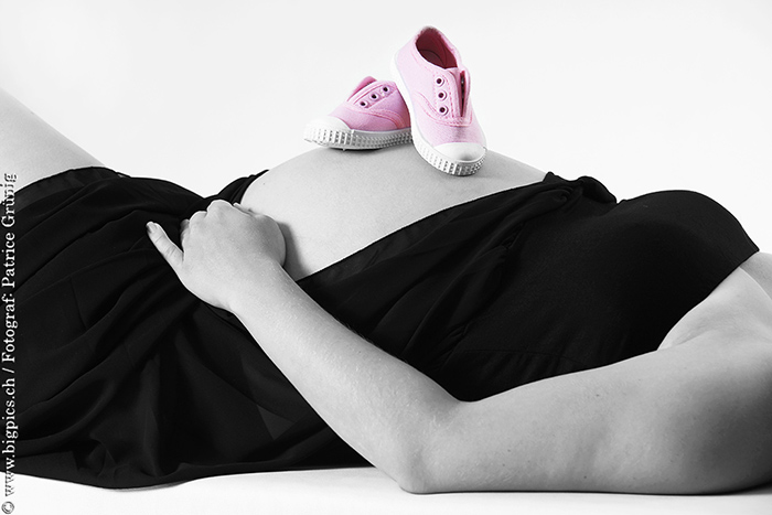 Schwangeschaft, Babybauchshooting mit Schuhen