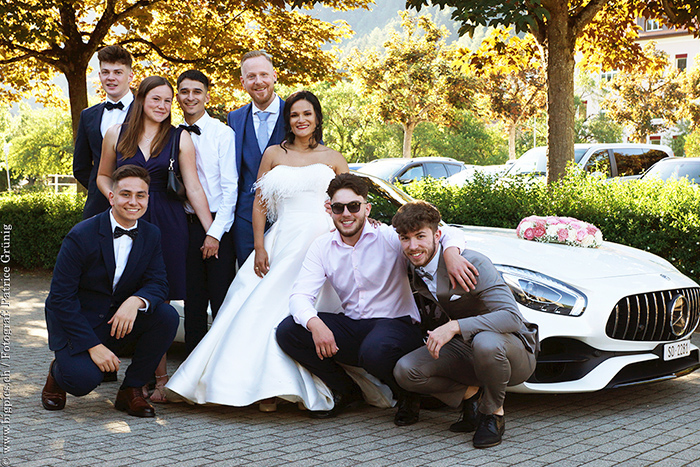 Gruppenfoto mit Auto Hochzeitsreportage