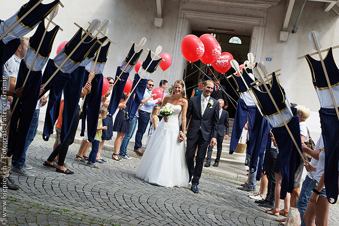 Rote Balone in die Luft