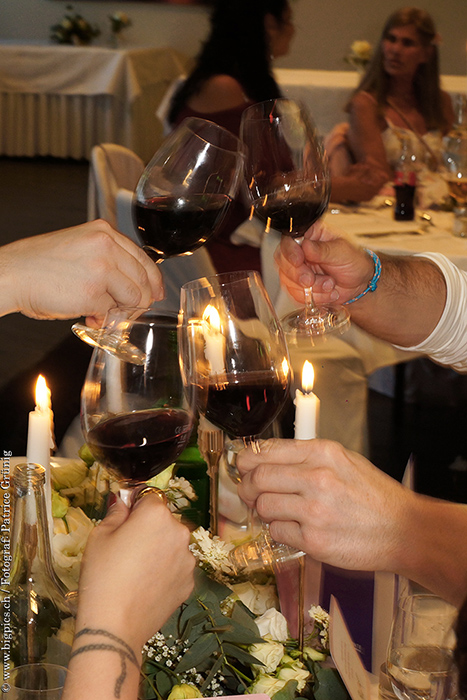 Hochzeit Anstossen auf Brautpaar