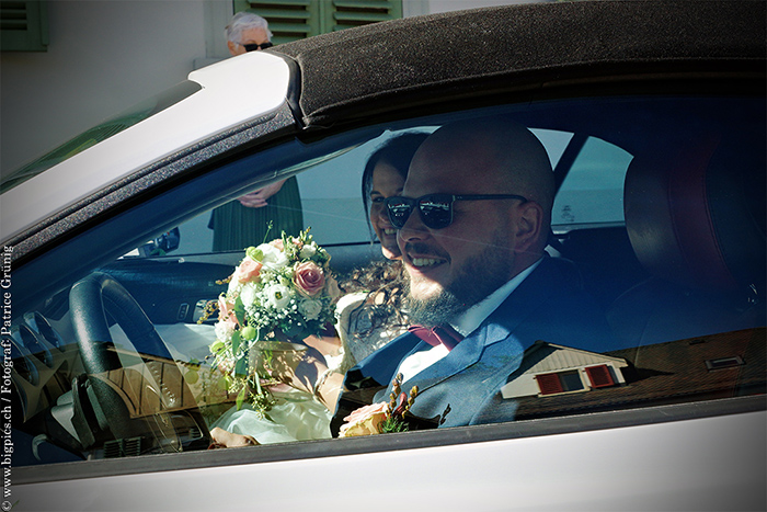 Hochzeitpaar im Auto in Langnau im Emmenthal