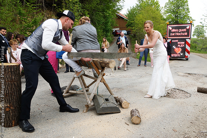 Holzsägen Hochzeitsspiel