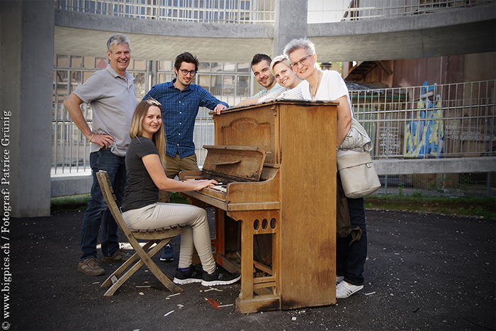 Familienfoto Outdoor mit Klavier