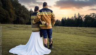 Hochzeitsfoto mit Sonnenuntergang und Feuerwehr Jacken
