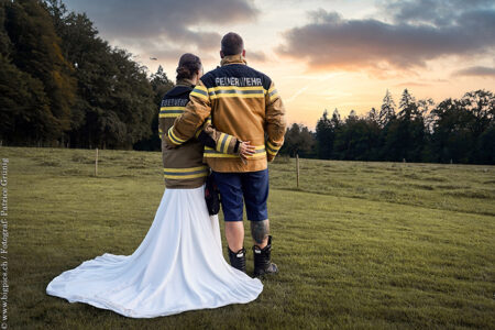 Hochzeitsfoto mit Sonnenuntergang und Feuerwehr Jacken